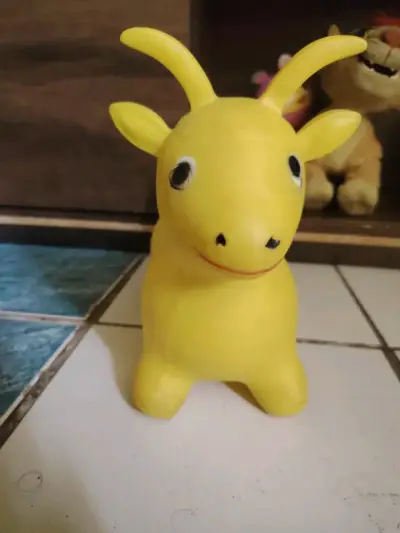 Juguete inflable amarillo - miniatura 1