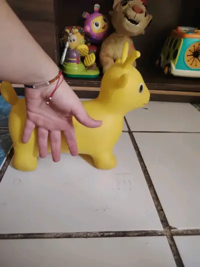 Juguete inflable amarillo - miniatura 2