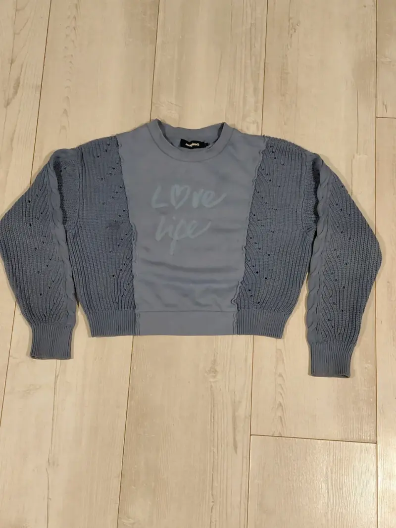 Polerón azul con diseño de amor