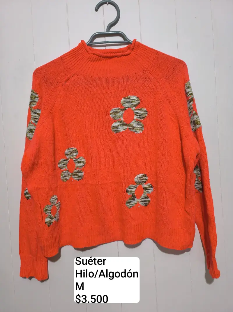 Suéter rojo con flores