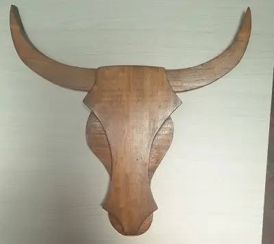 Cabeza de toro decorativa de madera - miniatura 3