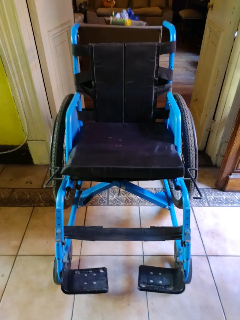 Silla de ruedas azul plegable - 1