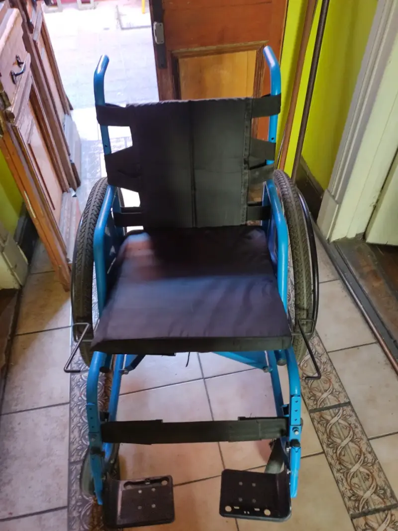 Silla de ruedas azul plegable - 2
