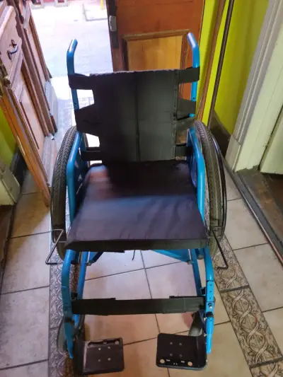 Silla de ruedas azul plegable - miniatura 2