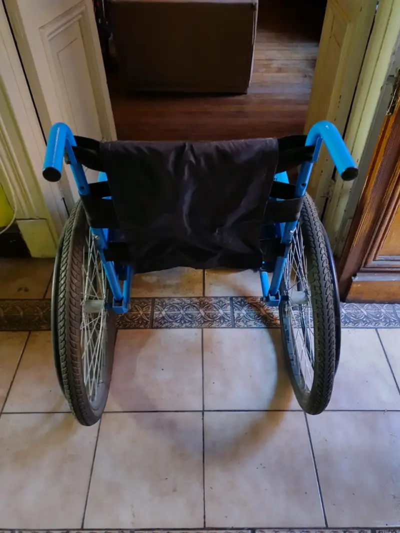 Silla de ruedas azul plegable - 3