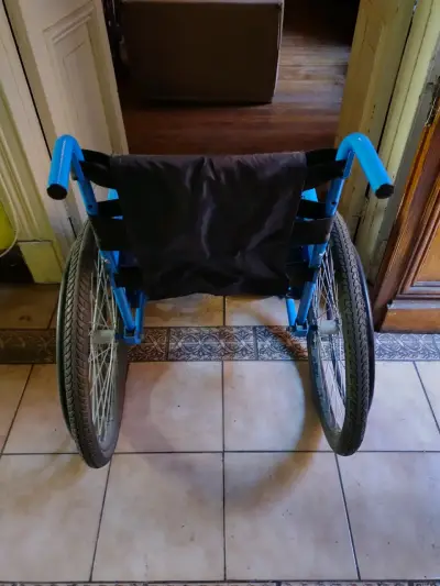 Silla de ruedas azul plegable - miniatura 3
