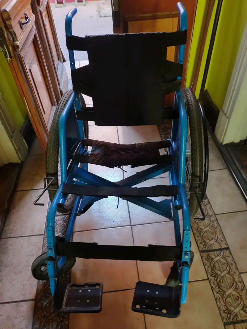 Silla de ruedas azul plegable - 4