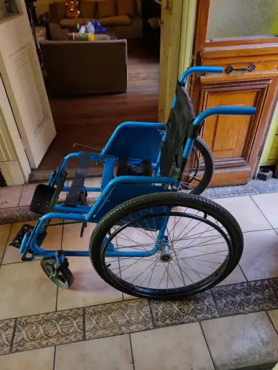 Silla de ruedas azul plegable - miniatura 5