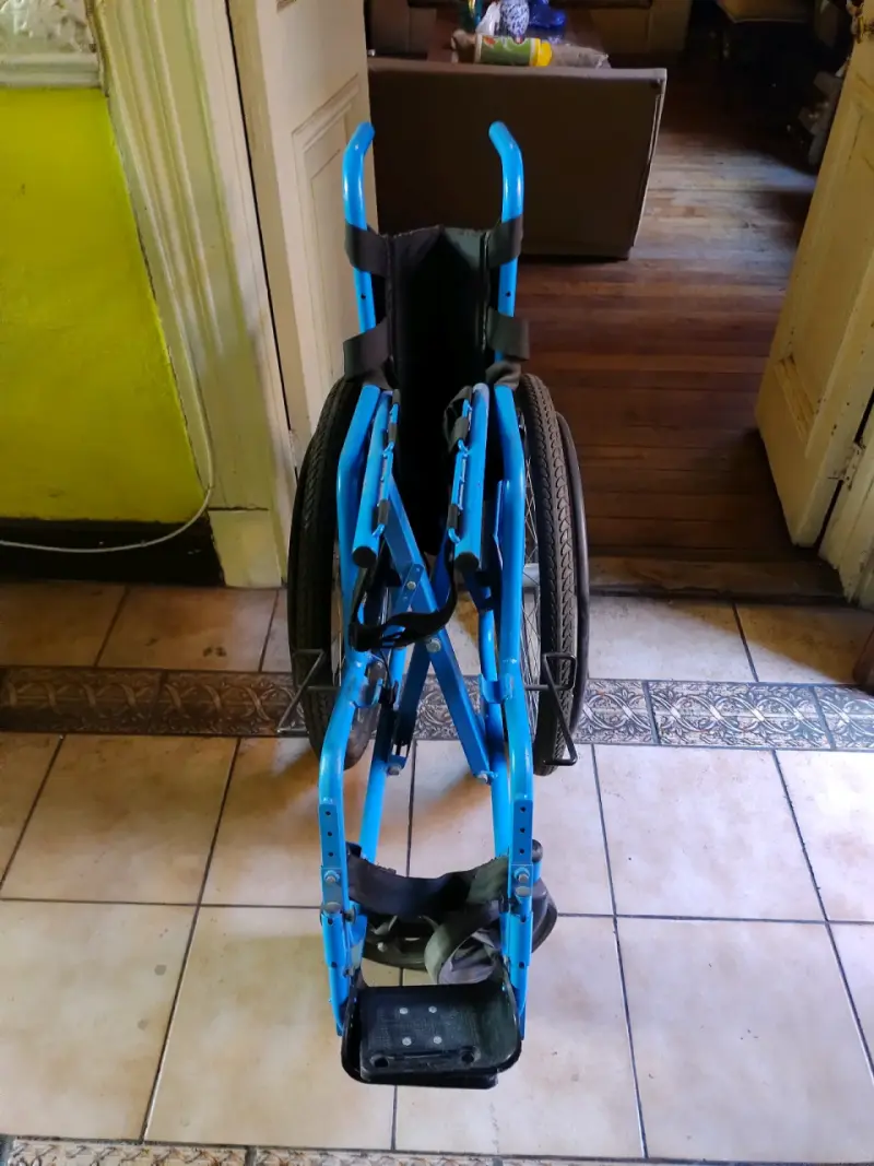 Silla de ruedas azul plegable - 6