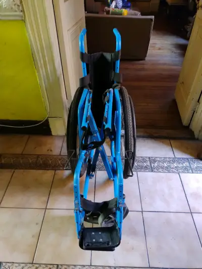 Silla de ruedas azul plegable - miniatura 6