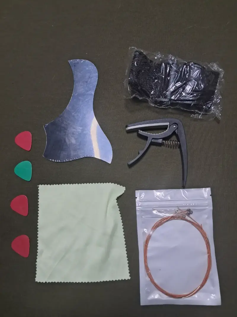 Guitarra acústica negra con accesorios - 2
