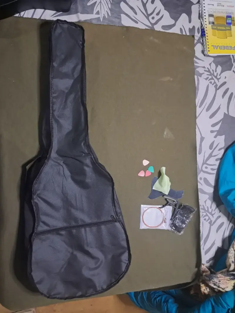 Guitarra acústica negra con accesorios - 4