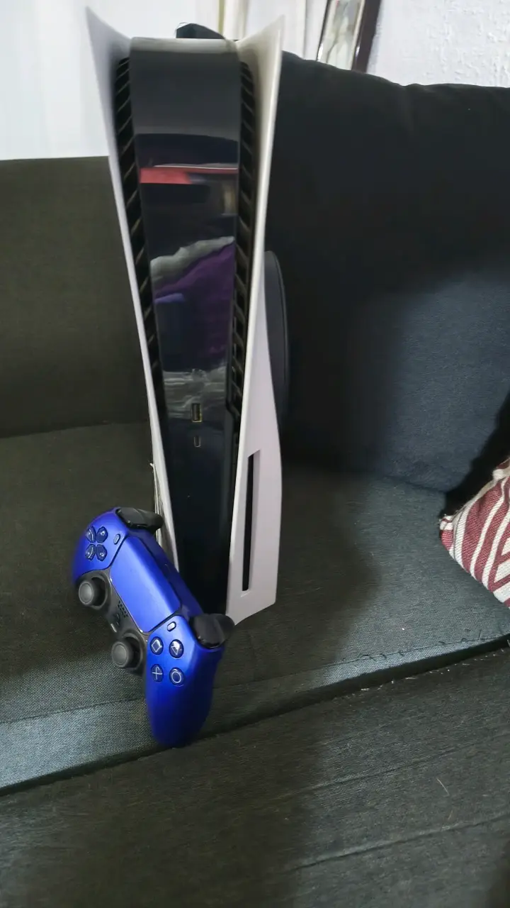 Consola PS5 con control azul - 1