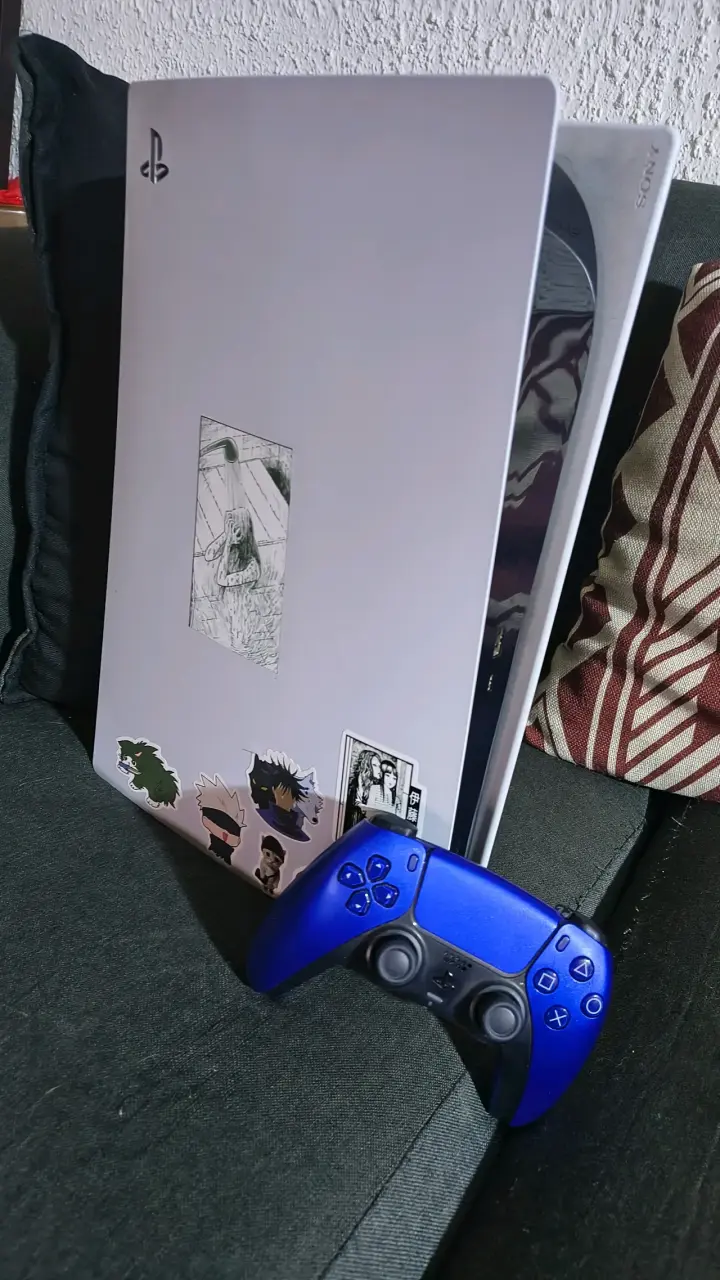 Consola PS5 con control azul - 2