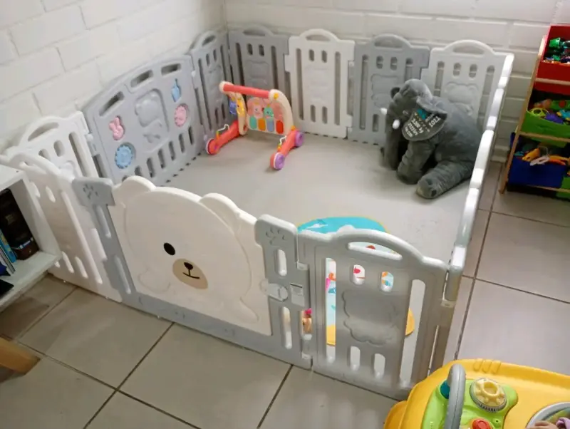 Corral de juego infantil con diseño de oso - 1