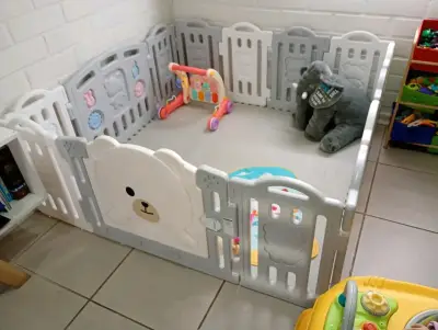Corral de juego infantil con diseño de oso - miniatura 1