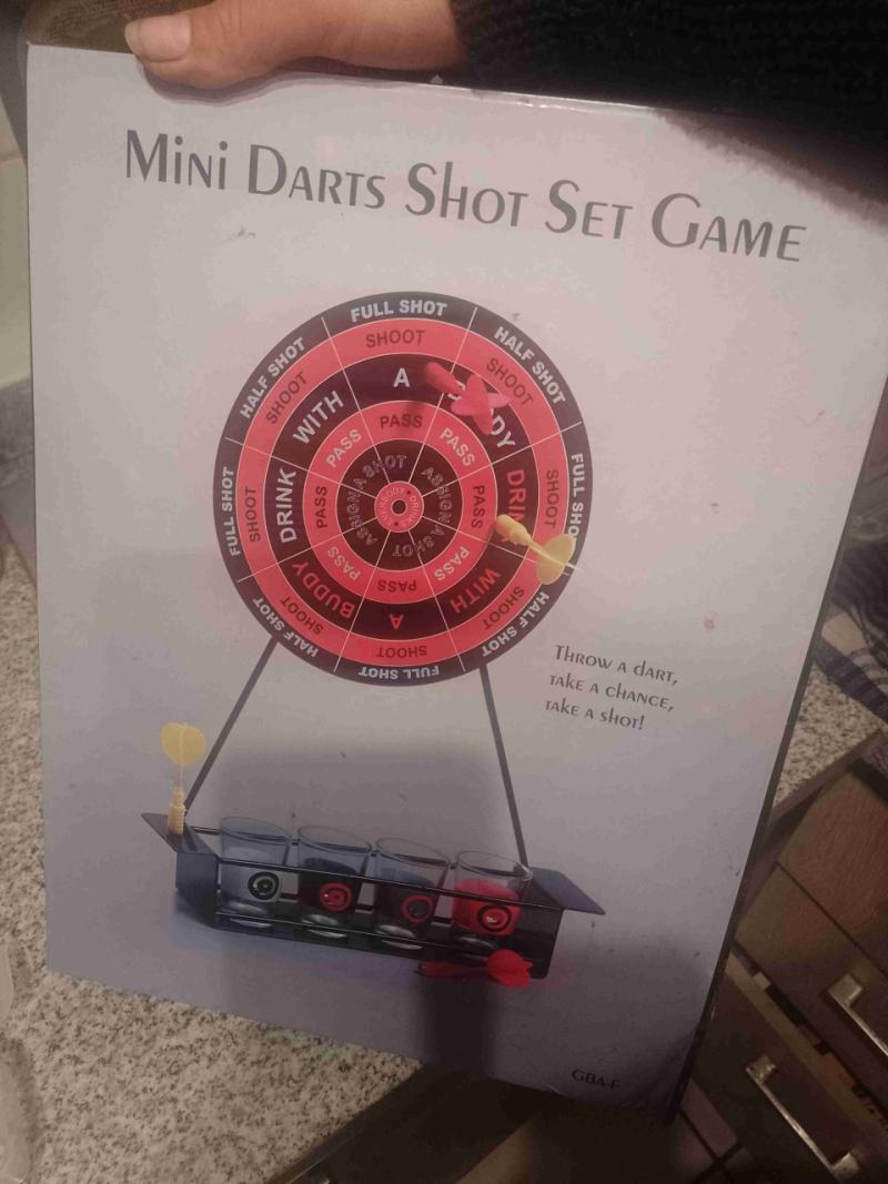 Juego de dardos con vasos