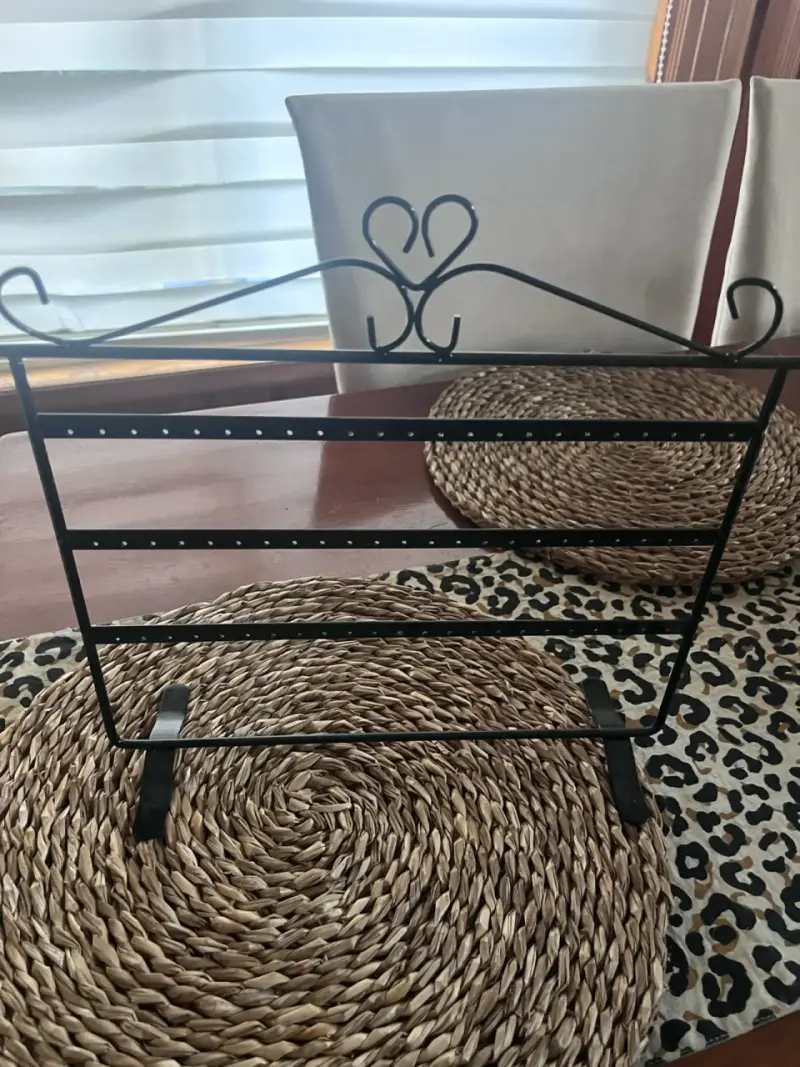Soporte metálico para joyas