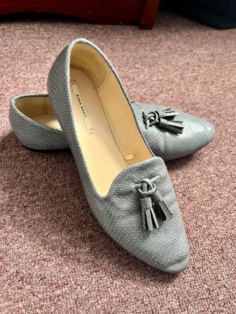 Zapatos planos grises Zara