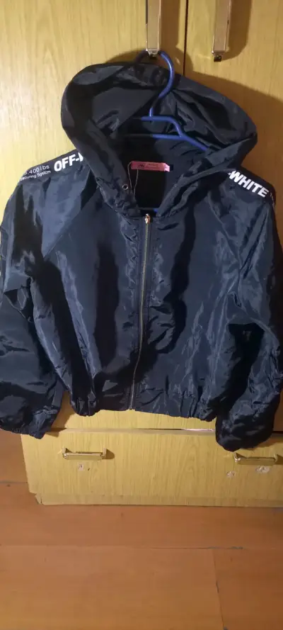 Chaqueta negra con capucha polares y tapaditos - miniatura 1