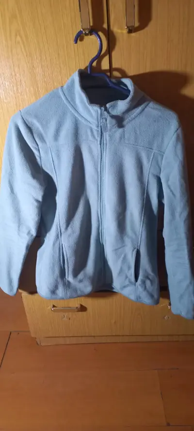 Chaqueta negra con capucha polares y tapaditos - miniatura 3