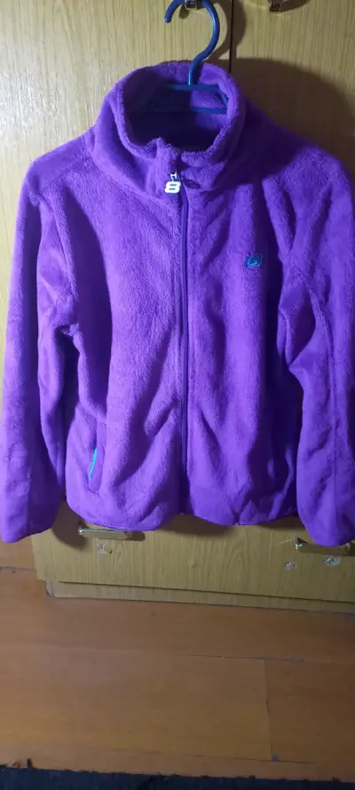 Chaqueta negra con capucha polares y tapaditos - miniatura 4