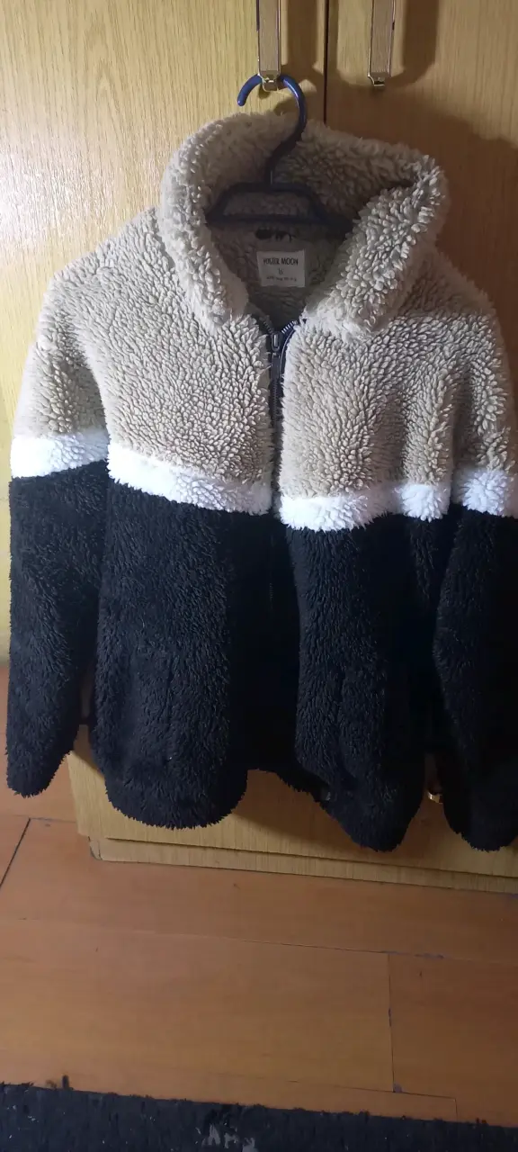 Chaqueta negra con capucha polares y tapaditos - 5