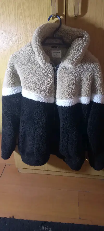 Chaqueta negra con capucha polares y tapaditos - miniatura 5