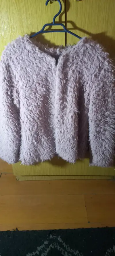 Chaqueta negra con capucha polares y tapaditos - miniatura 6