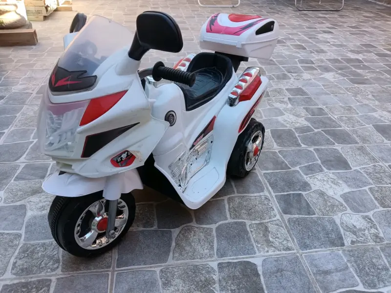 Moto eléctrica infantil blanca - 1