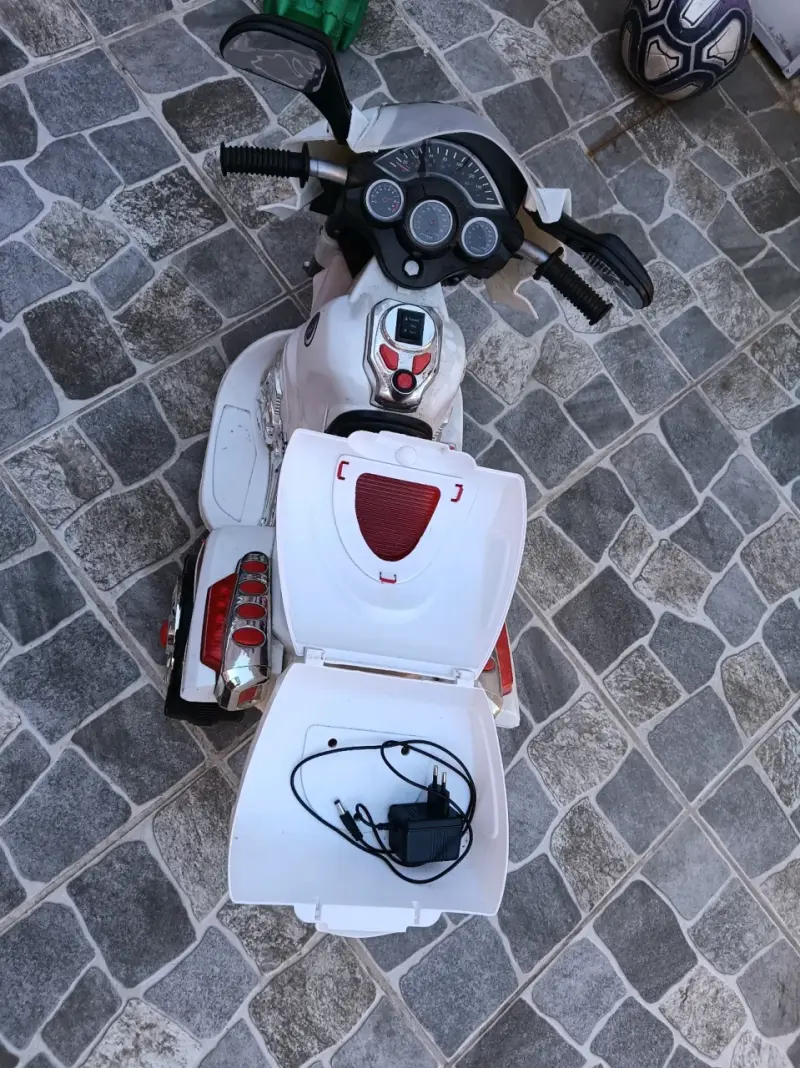 Moto eléctrica infantil blanca - 2