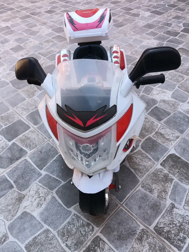 Moto eléctrica infantil blanca - 3