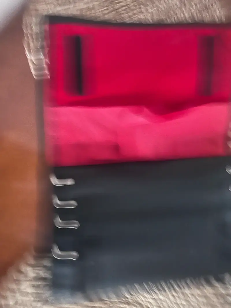 Organizador de joyas rojo y negro - 1