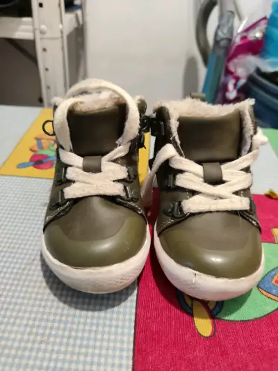 Zapatillas infantiles verdes con forro - miniatura 1
