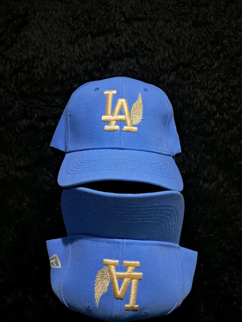 Gorra azul con logo LA dorado - 1