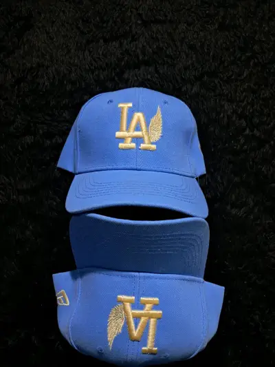 Gorra azul con logo LA dorado - miniatura 1
