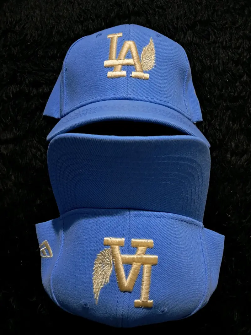 Gorra azul con logo LA dorado - 2