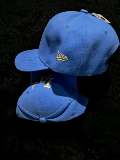 Gorra azul con logo LA dorado - miniatura 3