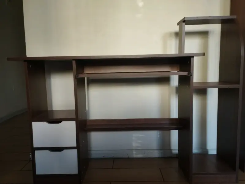 Escritorio de madera oscuro - 2