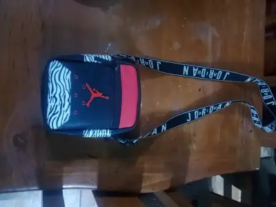 Bandolera Jordan negra y roja - miniatura 1
