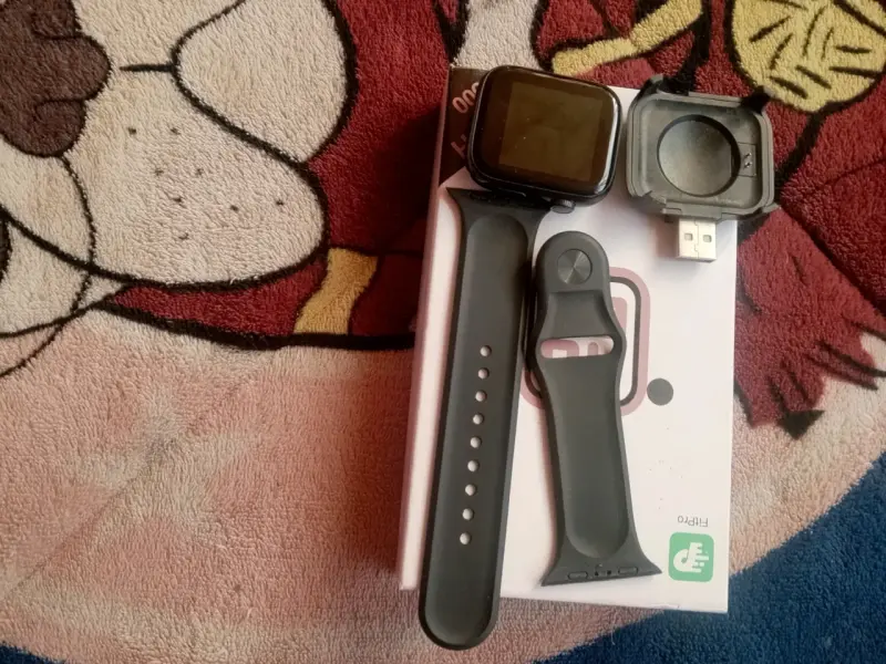 Smartwatch negro con cargador