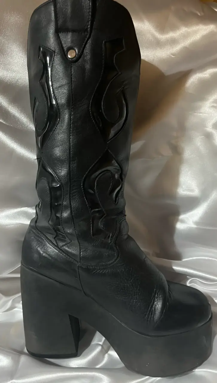 Botas negras estilo Pink Floyd marca Estela - 4