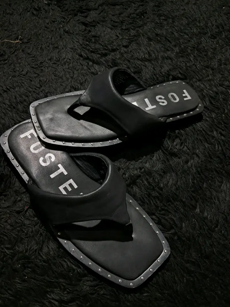 Sandalias negras con tachas Foster - 2