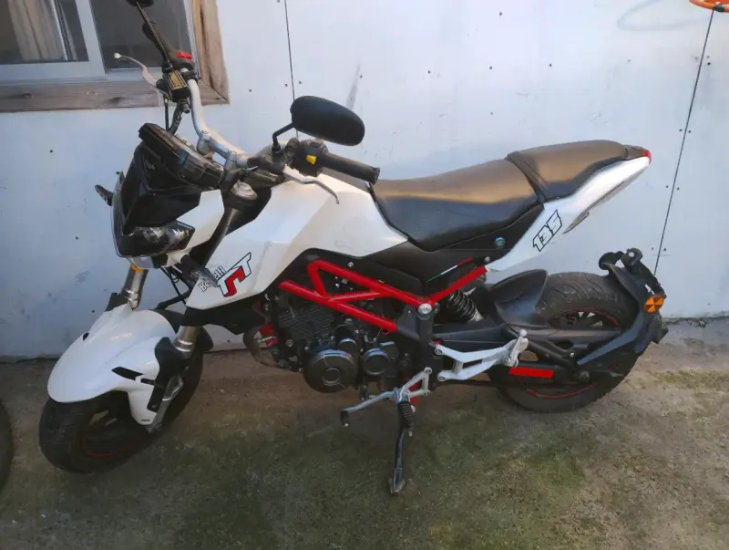 Moto deportiva Benelli blanca