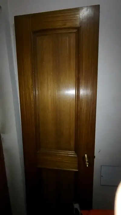 Puerta de madera clásica - miniatura 1
