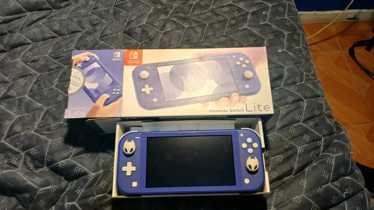 Nintendo Switch Lite Azul con animal crossing - $162.000 | Pulga