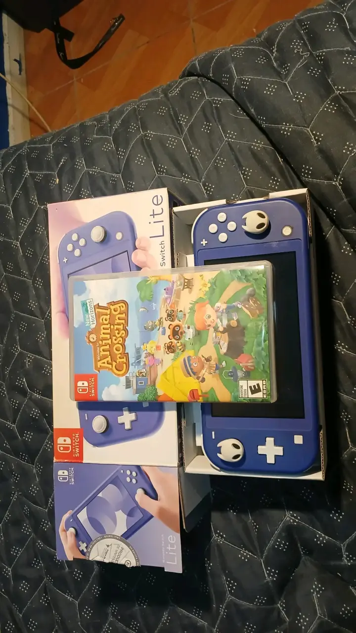 Nintendo Switch Lite Azul con animal crossing - 2