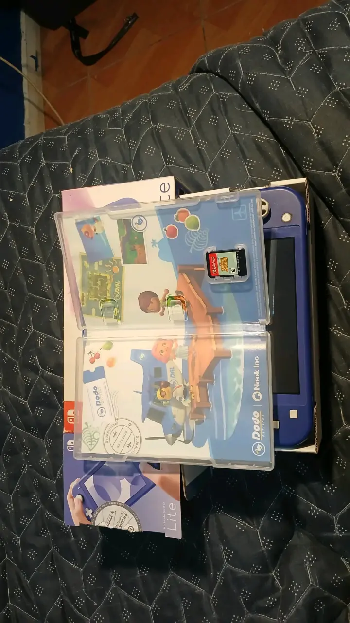 Nintendo Switch Lite Azul con animal crossing - 3