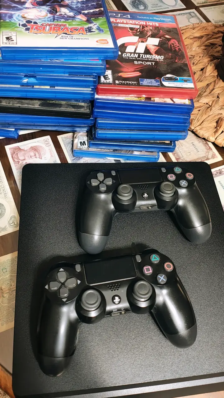 Consola PS4 con juegos y controles - 1