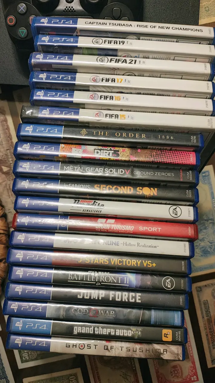 Consola PS4 con juegos y controles - 2